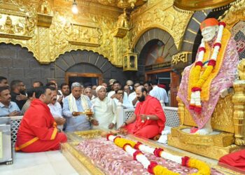 ಶಿರಡಿ ಸಾಯಿಬಾಬಾ ಮಂದಿರಕ್ಕೆ ಭೇಟಿ ನೀಡಿ ದರ್ಶನ ಪಡೆದ ಸಿದ್ದರಾಮಯ್ಯ