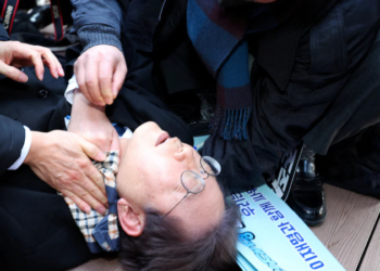 ವಿಪಕ್ಷ ನಾಯಕನ ಕುತ್ತಿಗೆಗೆ ಚಾಕು ಹಾಕಿದ ವ್ಯಕ್ತಿ!