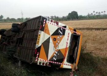 30 ಅಡಿ ಕಂದಕಕ್ಕೆ ಉರುಳಿ ಬಿದ್ದ ಬಸ್; ಓರ್ವ ಪ್ರಯಾಣಿಕ ಬಲಿ