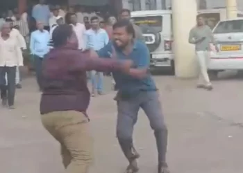 ಮಿನಿ ವಿಧಾನಸೌಧದ ಎದುರೇ ಬಡಿದಾಡಿಕೊಂಡ ವ್ಯಕ್ತಿಗಳು!