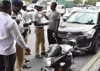 ಮಹಿಳೆ ಬೆದರಿಸಿ ಹಣ ಸುಲಿಗೆ; ನಾಲ್ವರು ಪೊಲೀಸರ ಅಮಾನತು!