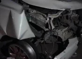 ಬೈಕ್, ಕಾರು ಮಧ್ಯೆ ಭೀಕರ ಅಪಘಾತ; 3 ಕಿ.ಮೀ ಎಳೆದೊಯ್ದ ಚಾಲಕ!