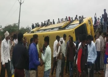 ಶಾಲಾ ಬಸ್ ಪಲ್ಟಿ; 25ಕ್ಕೂ ಅಧಿಕ ವಿದ್ಯಾರ್ಥಿಗಳಿಗೆ ಗಾಯ!