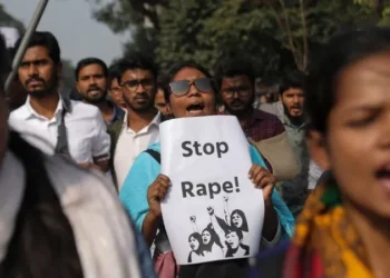 ಪತಿ-ಪತ್ನಿ ಜಗಳ; ತಪ್ಪಿಸಿಕೊಳ್ಳಲು ಹೋಗಿದ್ದ ಮಹಿಳೆ ಮೇಲೆ ಅತ್ಯಾಚಾರ