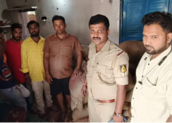 ಕಾಳಸಂತೆಯಲ್ಲಿ ಮಾರಾಟ ಮಾಡಲು ಸಂಗ್ರಹಿಸಿದ್ದ ಭಾರೀ ಪ್ರಮಾಣದ ಅಕ್ಕಿ ವಶ