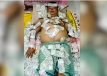 ನೋಟುಗಳನ್ನೇ ಹಾಸಿಗೆ ಮಾಡಿಕೊಂಡಿರುವ ರಾಜಕಾರಣಿ