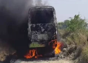 ಬಸ್ ಮೇಲೆ ಬಿದ್ದ ಹೈ ಟೆನ್ಶನ್ ವೈರ್; 6 ಜನ ಸಜೀವ ದಹನ