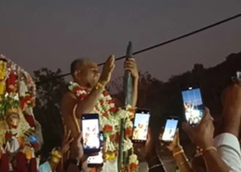 ಸಾವಿರಾರು ಭಕ್ತರ ಮಧ್ಯೆ ಕಾರ್ಣಿಕ ನುಡಿದ ಪೂಜಾರಿ