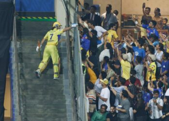 ಹ್ಯಾಟ್ರಿಕ್ ಸಿಕ್ಸರ್ ಸಿಡಿಸಿದ ಧೋನಿ