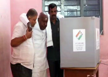 ದೇವರಿಗೆ ವಿಶೇಷ ಪೂಜೆ ಸಲ್ಲಿಸಿ ಹಕ್ಕು ಚಲಾಯಿಸಿದ ಮಾಜಿ ಪ್ರಧಾನಿ