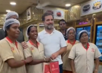 ಪ್ರಚಾರದ ಮಧ್ಯೆ ಬೇಕರಿಯಲ್ಲಿ ಜಾಮೂನು ಖರೀದಿಸಿದ ರಾಹುಲ್!