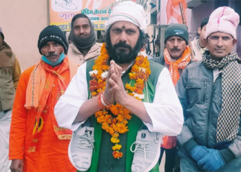 ಚಪ್ಪಲಿ ಹಾರ ಹಾಕಿಕೊಂಡು ಮತ ಯಾಚಿಸುತ್ತಿರುವ ಅಭ್ಯರ್ಥಿ