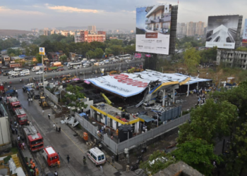 ಮುಂಬೈನಲ್ಲಿ ಭಾರೀ ಬಿರುಗಾಳಿ; ಪೆಟ್ರೋಲ್ ಬಂಕ್ ಮೇಲೆ ಬಿದ್ದ ಜಾಹೀರಾತು ಫಲಕ!