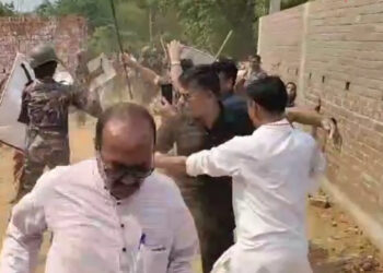 ಬಿಜೆಪಿ ಅಭ್ಯರ್ಥಿ ಮೇಲೆ ಕಲ್ಲು ಎಸೆದು ದಾಳಿ ನಡೆಸಿದ ಜನರು