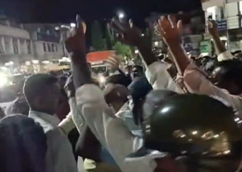 ಮಾಜಿ ಸಚಿವರ ಮನೆ ಮುಂದೆ ಪಟಾಕಿ ಸಿಡಿಸಿ ಸಂಭ್ರಮ