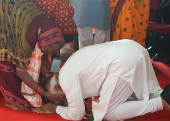 ಮಂಡಿಯೂರಿ ವೃದ್ಧೆಯ ಕಾಲಿಗೆ ಬಿದ್ದ ಪ್ರಧಾನಿ