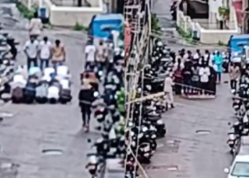 ನಡು ರಸ್ತೆಯಲ್ಲಿಯೇ ನಮಾಜ್ ಮಾಡಿದ ಯುವಕರು