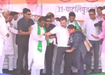 ಕುಸಿದು ಬಿದ್ದ ರಾಹುಲ್ ಗಾಂಧಿ ಭಾಗವಹಿಸಿದ್ದ ವೇದಿಕೆ