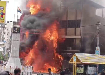 ಶಾರ್ಟ್ ಸರ್ಕ್ಯೂಟ್ ನಿಂದಾಗಿ ಚಾರ್ಜಿಂಗ್ ಬ್ಯಾಟರಿ ಅಂಗಡಿಗೆ ಬೆಂಕಿ