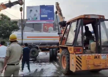 ಚಾಲಕನ ನಿಯಂತ್ರಣ ತಪ್ಪಿದ ಪರಿಣಾಮ ಪರಿಣಾಮ ಪಲ್ಟಿಯಾದ ಪೆಟ್ರೋಲ್ ತುಂಬಿದ ಟ್ಯಾಂಕರ್