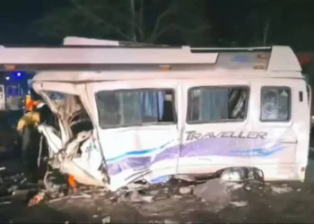 ಮಿನಿ ಬಸ್ ಗೆ ಲಾರಿ ಡಿಕ್ಕಿ; 7 ಜನ ಬಲಿ