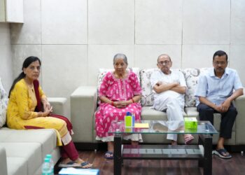 ಕುಟುಂಬಸ್ಥರೊಂದಿಗೆ ಪೊಲೀಸರಿಗಾಗಿ ಕಾಯುತ್ತಿದ್ದೇನೆ; ಕೇಜ್ರಿವಾಲ್