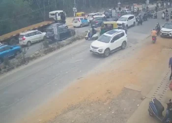ಓವರ್ ಟೇಕ್ ಗೆ ದಾರಿ ಬಿಡಲಿಲ್ಲ ಎಂದು ಕಾರಿನ ಮೇಲೆ ದಾಳಿ