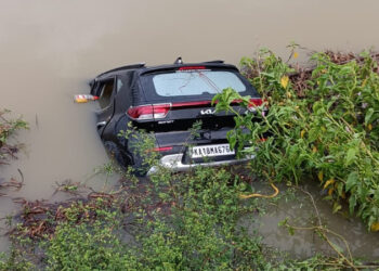 ಚಾಲಕನ ನಿಯಂತ್ರಣ ತಪ್ಪಿ ಕೆರೆಗೆ ಉರುಳಿದ ಕಾರು
