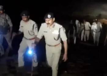 ಅಕ್ರಮ ಮರಳು ದಂಧೆ; ಪೊಲೀಸರ ಮೇಲೆಯೇ ಟ್ರ್ಯಾಕ್ಟರ್ ಹರಿಸಿದ ದುಷ್ಕರ್ಮಿಗಳು