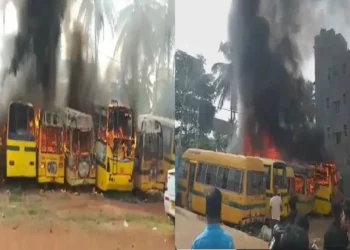 ಕಾಲೇಜಿನಲ್ಲಿ ನಿಲ್ಲಿಸಿದ್ದ ಬಸ್ ಗಳಿಗೆ ಬೆಂಕಿ; ಸುಟ್ಟು ಕರಕಲು