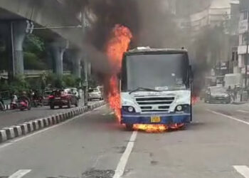 ನಡು ರಸ್ತೆಯಲ್ಲಿಯೇ ಹೊತ್ತಿ ಉರಿದ ಕಾರು