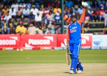 ಚೊಚ್ಚಲ ಶತಕ ಸಿಡಿಸಿದ ಶರ್ಮಾ; ಜಿಂಬಾಬ್ವೆಗೆ ಭಾರೀ ಟಾರ್ಗೆಟ್