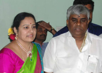 ಕುಂಟುತ್ತಲೇ ಮಗನನ್ನು ನೋಡಲು ಬಂದ ಭವಾನಿ ರೇವಣ್ಣ