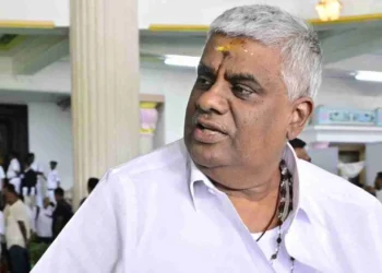 ದೇವಸ್ಥಾನದಲ್ಲಿ ಕಾಲು ಜಾರಿ ಬಿದ್ದ ಎಚ್.ಡಿ. ರೇವಣ್ಣ!