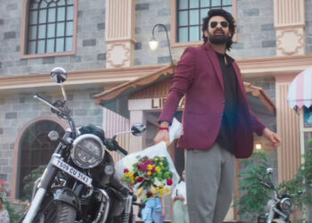 ಕೈಯಲ್ಲಿ ಬೊಕ್ಕೆ ಹಿಡಿದು ಪ್ರಪೋಸ್ ಮಾಡಲು ನಿಂತರಾ ಪ್ರಭಾಸ್?