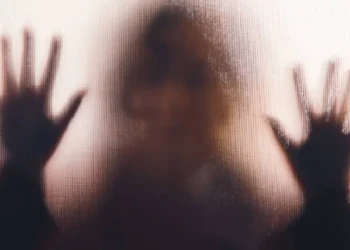 ಯುವತಿಯ ಮೇಲೆ ಬಾಲ್ಯದ ಸ್ನೇಹಿತ ಮತ್ತು ಸೋದರ ಸಂಬಂಧಿಯಿಂದ ಅತ್ಯಾಚಾರ