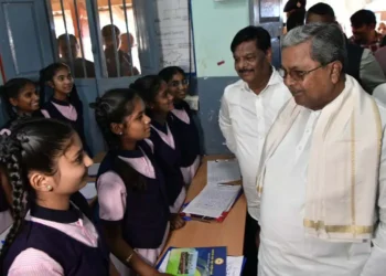 ಮಕ್ಕಳಿಗೆ ಪಾಠ ಮಾಡಿದ ಸಿಎಂ ಸಿದ್ದರಾಮಯ್ಯ