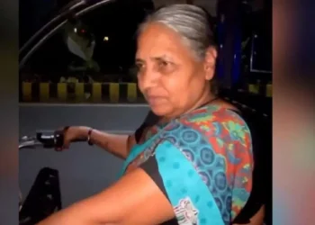 55ರ ಹರೆಯದಲ್ಲಿಯೂ ಆಟೋ ಓಡಿಸಿ ಬದುಕು ಕಟ್ಟಿಕೊಂಡ ವೃದ್ಧೆ