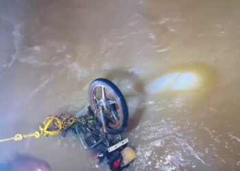 ಉಕ್ಕಿ ಹರಿಯುವ ನದಿಗೆ ಬಿದ್ದ ಬೈಕ್; ಓರ್ವ ವ್ಯಕ್ತಿ ನಾಪತ್ತೆ