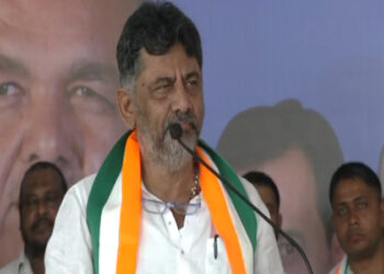 ರೈತನ ಮಗ ಈಗ ಪ್ಯಾಂಟ್ ಬಿಚ್ಚಿ ಪಂಚೆ ಹಾಕಿದ್ದಾರೆ; ಕುಮಾರಸ್ವಾಮಿ ವಿರುದ್ಧ ಡಿಕೆಶಿ ವ್ಯಂಗ್ಯ