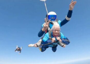 102 ವಯಸ್ಸಿನಲ್ಲಿ ಸ್ಕೈಡೈವಿಂಗ್ ಮಾಡಿದ ಅಜ್ಜಿ