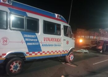 ಶವ ಸಾಗಿಸುತ್ತಿದ್ದ ಆಂಬುಲೆನ್ಸ್ ಅಪಘಾತ; ಮಹಿಳೆ ಬಲಿ