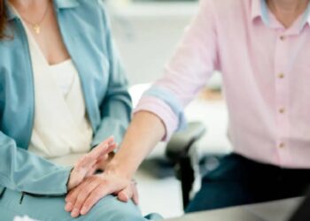 ವಿದ್ಯಾರ್ಥಿನಿಯರೊಂದಿಗೆ ಅನುಚಿತ ವರ್ತನೆ; ಶಿಕ್ಷಕನಿಗೆ ಬೆತ್ತಲೆ ಶಿಕ್ಷೆ