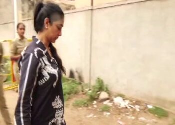 ದರ್ಶನ್ ನೋಡಲು ಬಳ್ಳಾರಿ ಜೈಲಿಗೆ ಬಂದ ವಿಜಯಲಕ್ಷ್ಮೀ