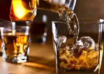 ರಸ್ತೆಯಲ್ಲೇ ಎಣ್ಣೆ ಹೊಡೆಯುತ್ತ ತ್ರಿಬಲ್ ರೈಡ್ಸ್