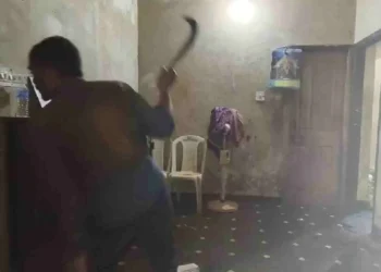 ಕುಡಿದ ಮತ್ತಿನಲ್ಲಿ ಪತ್ನಿಯ ಕುತ್ತಿಗೆ ಕಡಿದು ಡ್ಯಾನ್ಸ್ ಮಾಡಿದ ಪತಿ