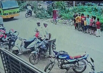 ರಸ್ತೆ ಬದಿ ನಿಂತಿದ್ದ ಬಾಲಕನ ಮೇಲೆ ಹರಿದ ಬಸ್