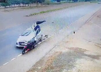 ಬೈಕ್ ಗೆ ಗುದ್ದಿದ ಕಾರು; ಮೇಲಕ್ಕೆ ಹಾರಿ ಬಿದ್ದ ಸವಾರ