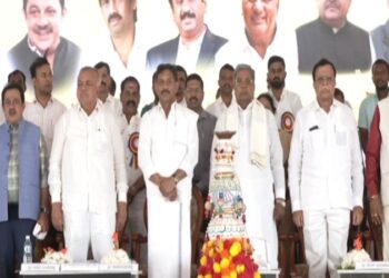 ರೈತರಿಗೆ ಏನೂ ಮಾಡದವರು ಮಣ್ಣಿನ ಮಕ್ಕಳು ಅಂತಾ ಕರಿಸಿಕೊಳ್ತಾರೆ; ಸಿದ್ದರಾಮಯ್ಯ ವ್ಯಂಗ್ಯ