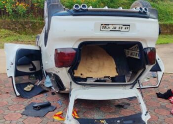 ಚಾಲಕನ ನಿಯಂತ್ರಣ ತಪ್ಪಿ 30 ಅಡಿ ಎತ್ತರದಿಂದ ಬಿದ್ದ ಕಾರು